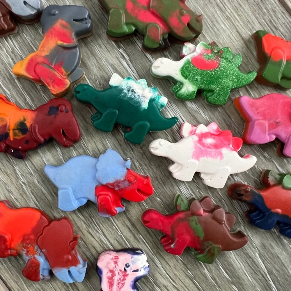 Set of 24 dinosaurs shaped crayons